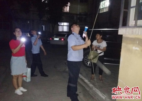 巩义市新华路街道夜查电动车违规充电行为